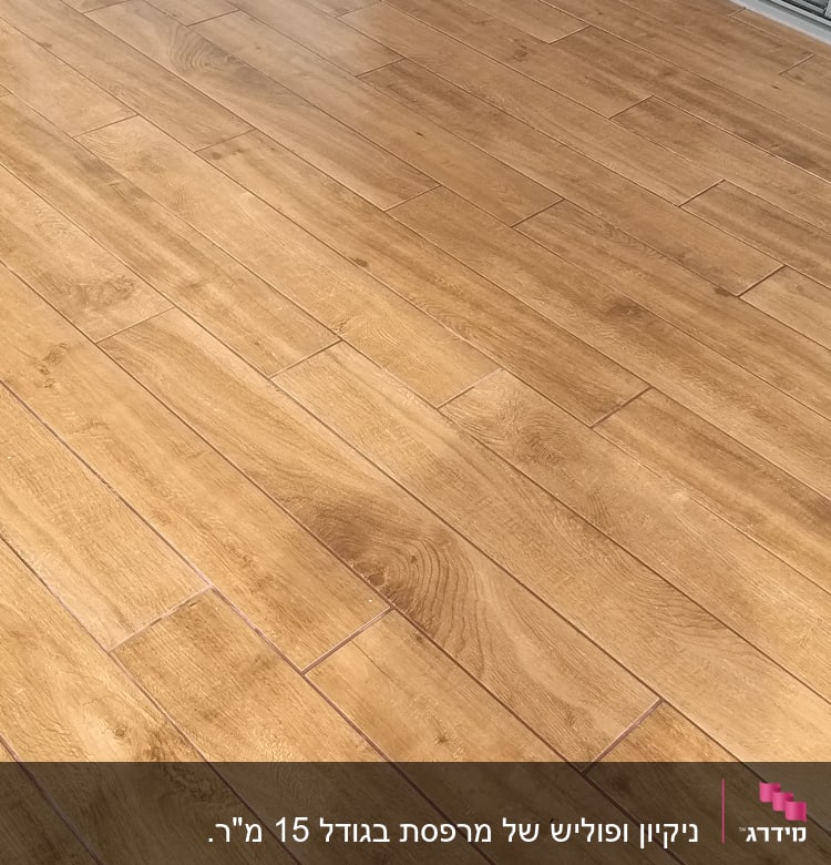 רצפת עץ נקייה עם פתח ניקוז
